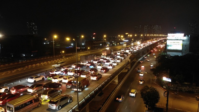 Hà Nội: Đường Vành đai 3 ùn tắc nghiêm trọng từ chiều đến đêm - 10 Hà Nội: Đường Vành đai 3 ùn tắc nghiêm trọng từ chiều đến đêm - 10
