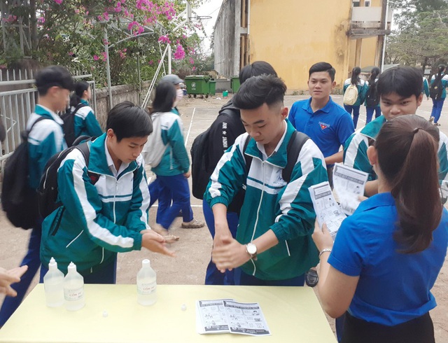 Quảng Trị: Học sinh được đo thân nhiệt, rửa tay sát khuẩn trước khi vào lớp - 2 Quảng Trị: Học sinh được đo thân nhiệt, rửa tay sát khuẩn trước khi vào lớp - 2