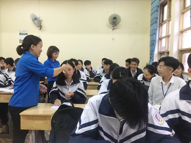 Quảng Trị: Học sinh được đo thân nhiệt, rửa tay sát khuẩn trước khi vào lớp - 3 Quảng Trị: Học sinh được đo thân nhiệt, rửa tay sát khuẩn trước khi vào lớp - 3