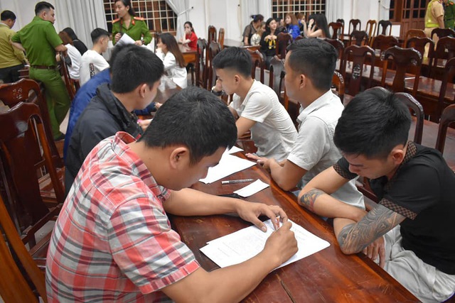 &ldquo;Đột k&iacute;ch&rdquo; qu&aacute;n karaoke, c&ocirc;ng an ph&aacute;t hiện h&agrave;ng chục người sử dụng ma tu&yacute; - 2