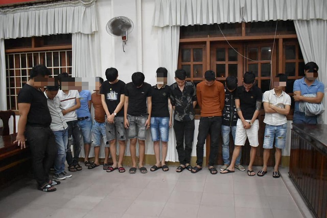 &ldquo;Đột k&iacute;ch&rdquo; qu&aacute;n karaoke, c&ocirc;ng an ph&aacute;t hiện h&agrave;ng chục người sử dụng ma tu&yacute; - 1