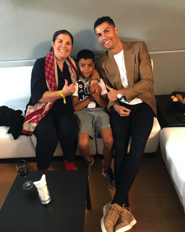 Bỏ cả tập luyện, C.Ronaldo vội vã về quê chăm mẹ đột quỵ - 1 Bỏ cả tập luyện, C.Ronaldo vội vã về quê chăm mẹ đột quỵ - 1