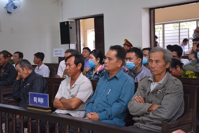 Tự ý lấy đất công lừa đảo bán cho người nghèo - 2 Tự ý lấy đất công lừa đảo bán cho người nghèo - 2