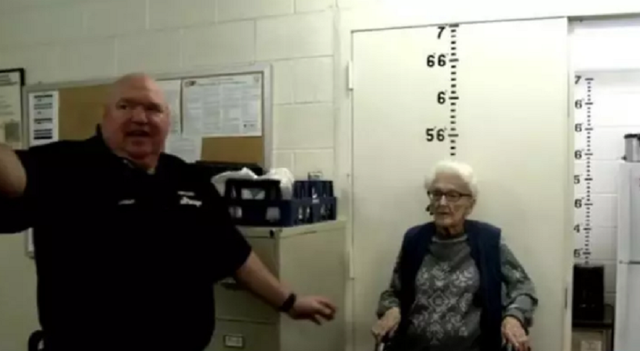 Cụ bà được gửi vào tù để mừng sinh nhật 100 tuổi - 1