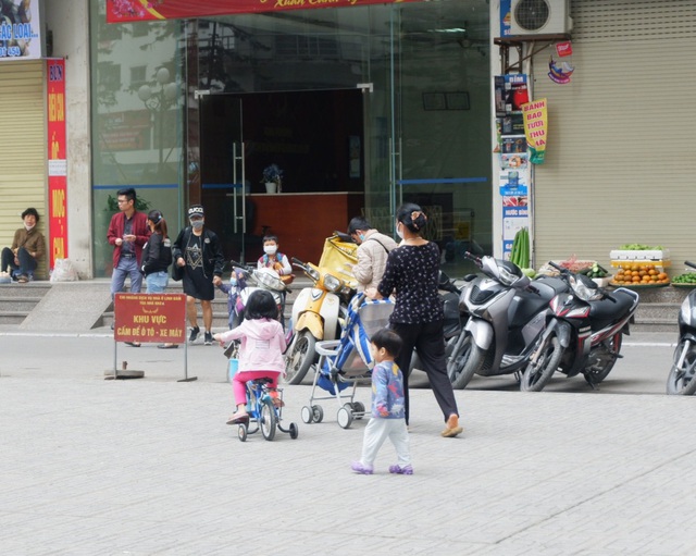 Nhịp sống trở lại trên bán đảo Linh Đàm một ngày sau lệnh khử trùng - 8 Nhịp sống trở lại trên bán đảo Linh Đàm một ngày sau lệnh khử trùng - 8