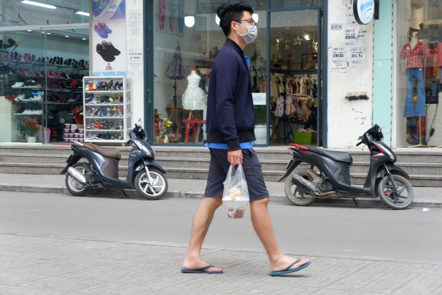 Nhịp sống trở lại trên bán đảo Linh Đàm một ngày sau lệnh khử trùng - 6 Nhịp sống trở lại trên bán đảo Linh Đàm một ngày sau lệnh khử trùng - 6