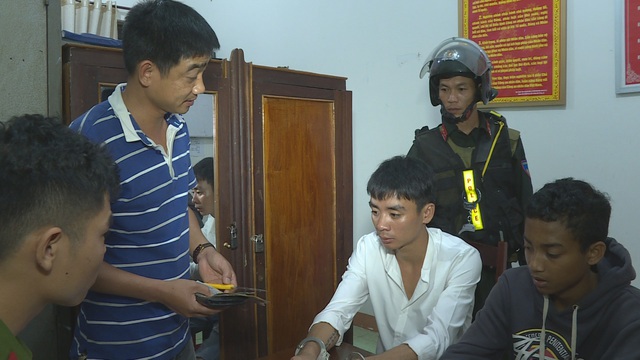 Bắt nhóm đối tượng xông vào phòng tại nhà nghỉ khống chế cướp tài sản - 1 Bắt nhóm đối tượng xông vào phòng tại nhà nghỉ khống chế cướp tài sản - 1