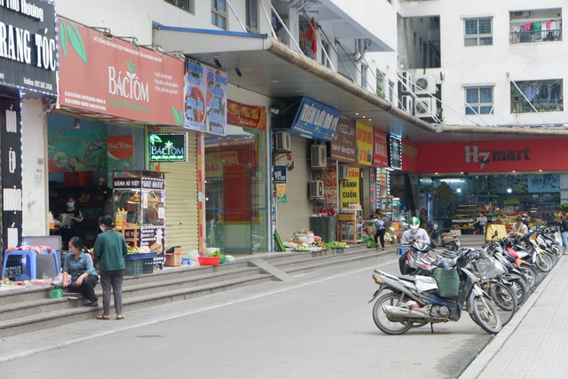 Nhịp sống trở lại trên bán đảo Linh Đàm một ngày sau lệnh khử trùng - 3 Nhịp sống trở lại trên bán đảo Linh Đàm một ngày sau lệnh khử trùng - 3