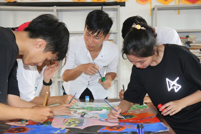 Học sinh trường chuyên vẽ tranh tuyên truyền phòng chống dịch Covid-19 - 2 Học sinh trường chuyên vẽ tranh tuyên truyền phòng chống dịch Covid-19 - 2