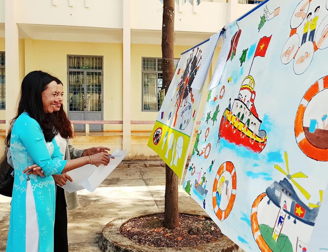 Học sinh trường chuyên vẽ tranh tuyên truyền phòng chống dịch Covid-19 - 1 Học sinh trường chuyên vẽ tranh tuyên truyền phòng chống dịch Covid-19 - 1