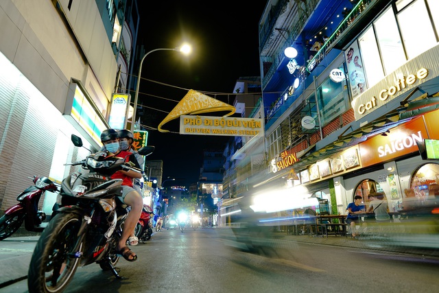 Phố B&ugrave;i Viện chưa từng c&oacute; một đ&ecirc;m &ldquo;sống chậm&rdquo; như thế - 1