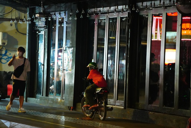 Phố B&ugrave;i Viện chưa từng c&oacute; một đ&ecirc;m &ldquo;sống chậm&rdquo; như thế - 10