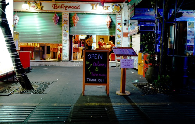 Phố B&ugrave;i Viện chưa từng c&oacute; một đ&ecirc;m &ldquo;sống chậm&rdquo; như thế - 12