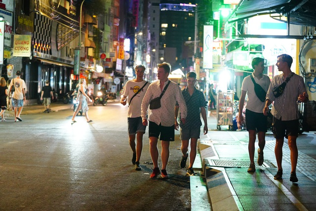 Phố B&ugrave;i Viện chưa từng c&oacute; một đ&ecirc;m &ldquo;sống chậm&rdquo; như thế - 2