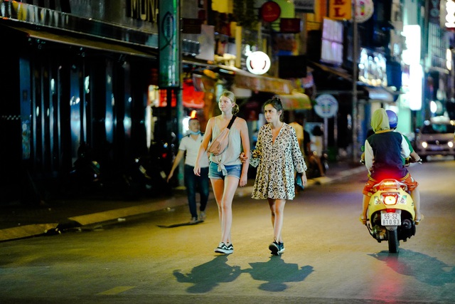 Phố B&ugrave;i Viện chưa từng c&oacute; một đ&ecirc;m &ldquo;sống chậm&rdquo; như thế - 3