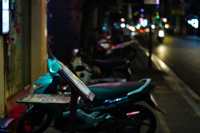 Ghi nhận của ph&oacute;ng vi&ecirc;n D&acirc;n tr&iacute; v&agrave;o l&uacute;c 22h ng&agrave;y 14/3, khu vực n&agrave;y rất vắng vẻ, kh&aacute;c xa so với khung cảnh ng&agrave;y thường. C&aacute;c h&agrave;ng qu&aacute;n tại đ&acirc;y đều than thở việc kinh doanh kh&oacute; khăn, c&aacute;c qu&aacute;n beerclub đ&oacute;ng cửa, vỉa h&egrave; chỉ l&aacute;c đ&aacute;c v&agrave;i nh&oacute;m kh&aacute;ch nhỏ&hellip;