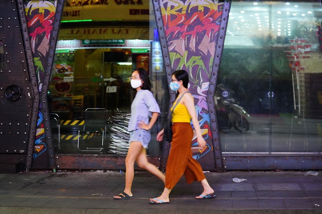 Phố B&ugrave;i Viện chưa từng c&oacute; một đ&ecirc;m &ldquo;sống chậm&rdquo; như thế - 6