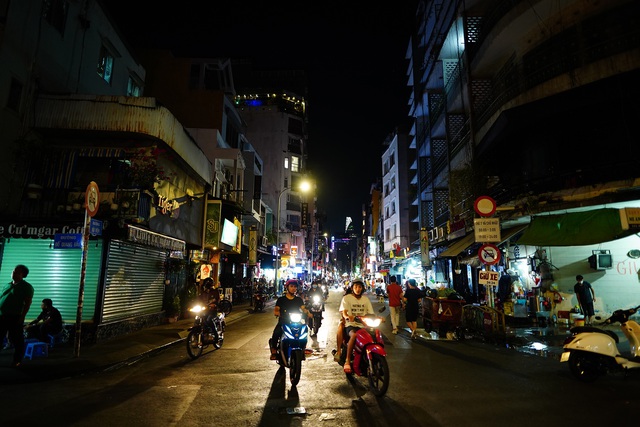 Phố B&ugrave;i Viện chưa từng c&oacute; một đ&ecirc;m &ldquo;sống chậm&rdquo; như thế - 8