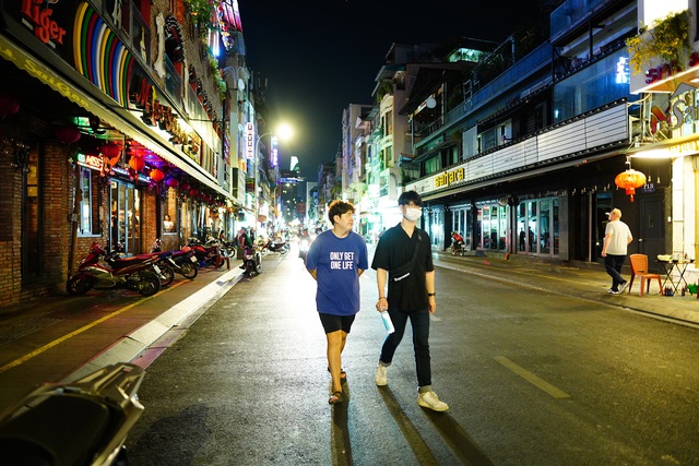 Phố B&ugrave;i Viện chưa từng c&oacute; một đ&ecirc;m &ldquo;sống chậm&rdquo; như thế - 9