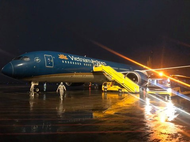 Nhiều chuyến bay chở người Việt từ ch&acirc;u &Acirc;u hạ c&aacute;nh xuống V&acirc;n Đồn - 1