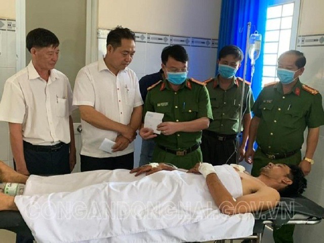 Truy bắt kẻ trộm, một công an xã bị đâm liên tiếp - 1 Truy bắt kẻ trộm, một công an xã bị đâm liên tiếp - 1