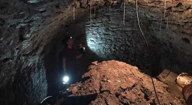 Vô tình phát hiện hang động 120 năm tuổi ngay dưới nền nhà - 1