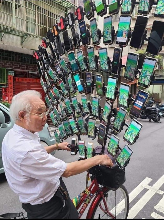Cụ ông 70 tuổi mang 64 chiếc điện thoại thông minh đi bắt Pokemon - 2