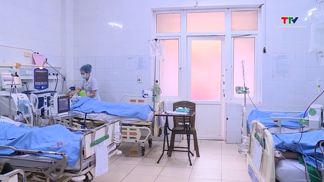 Hình ảnh về một người dân bị ngộ độc khí CO đang được cấp cứu.