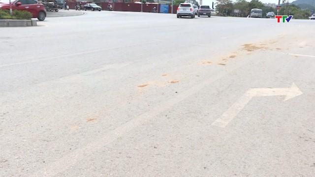 Vạch kẻ đường mờ gây khó khăn cho việc chấp hành luật giao thông