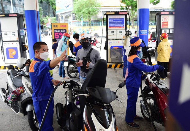 So sánh giá trước và sau điều chỉnh