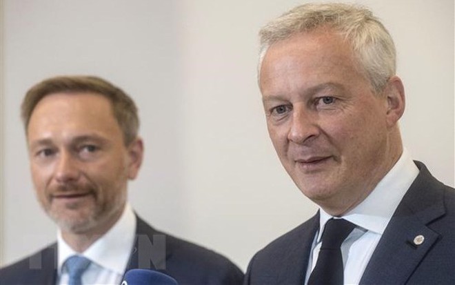 Bộ trưởng Tài chính Pháp Bruno Le Maire (phải) và Bộ trưởng Tài chính Đức Christian Lindner. (Ảnh: AFP/TTXVN)
