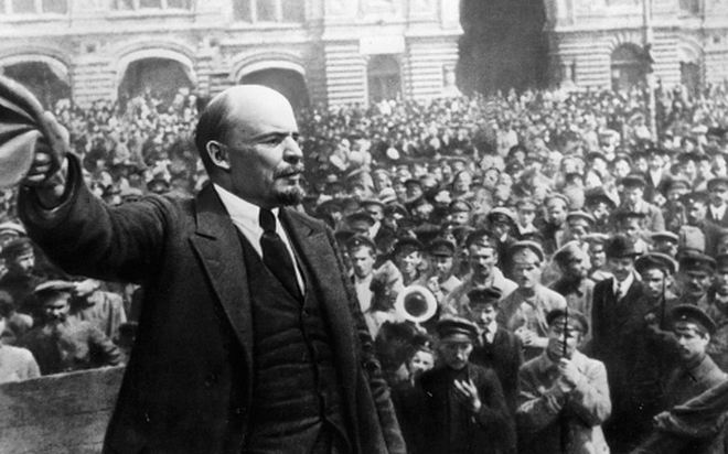 Lãnh tụ V.I.Lênin phát biểu trước người dân tại Petrograd năm 1917. Ảnh: Britannica. Lãnh tụ V.I.Lênin phát biểu trước người dân tại Petrograd năm 1917. Ảnh: Britannica.