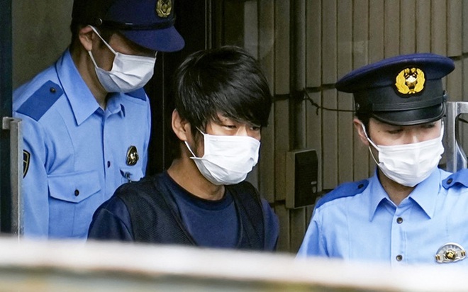 Tetsuya Yamagami bị cảnh sát bắt giữ. (Ảnh: Reuters) Tetsuya Yamagami bị cảnh sát bắt giữ. (Ảnh: Reuters)