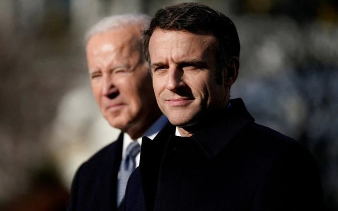 Tổng thống Pháp Emmanuel Macron gặp gỡ Tổng thống Mỹ Joe Biden trong chuyến thăm Nhà Trắng ngày 1/12 (Ảnh: Reuters).
