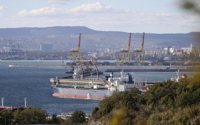 Một tàu chở dầu đang neo đậu tại khu vực Sheskharis ở Novorossiysk, Nga. Ảnh: AP