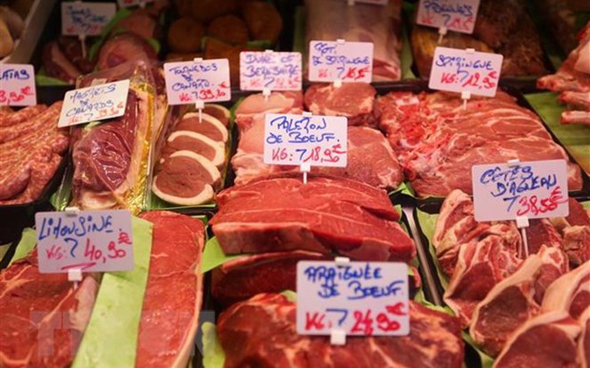 Thịt được bày bán tại một chợ ở Brussels, Bỉ ngày 4/11/2022. (Ảnh: THX/TTXVN).
