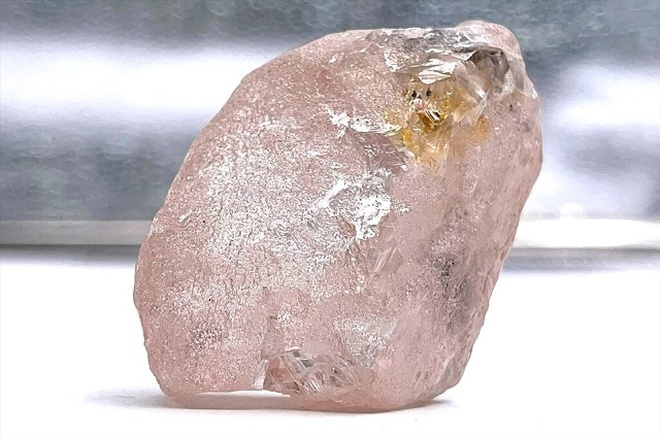 Viên kim cương hồng 170 carat tại mỏ Lulo ở Angola. Ảnh: Lucapa