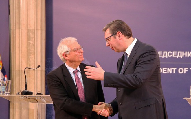 Tổng thống Serbia Aleksandar Vucic (phải) bắt tay nhà ngoại giao hàng đầu của EU Josep Borrell, tại Belgrade, Serbia ngày 31.1.2020. Ảnh: Tân Hoa Xã
