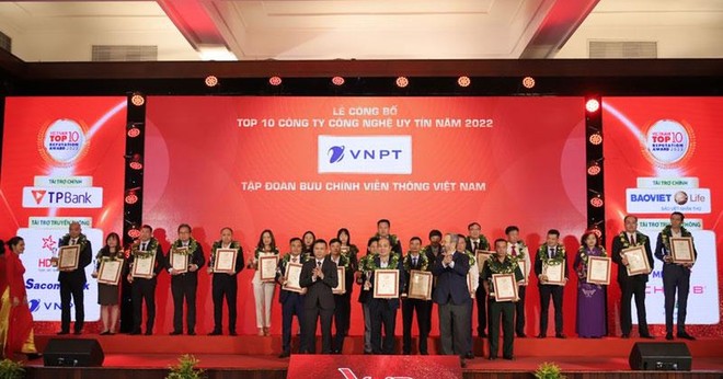 Phó Tổng Giám đốc Công ty Công nghệ thông tin VNPT Phạm Huy Hoàng lên nhận cúp, giấy chứng nhận doanh nghiệp Top 10 Công ty công nghệ uy tín năm 2022.