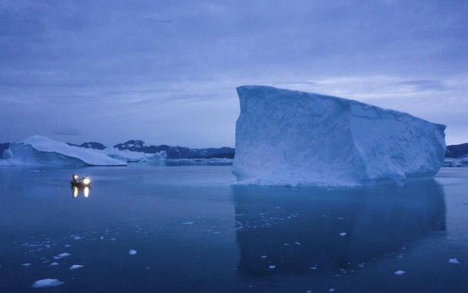Tảng băng lớn trôi ở phía Đông Greenland. Tảng băng lớn trôi ở phía Đông Greenland.