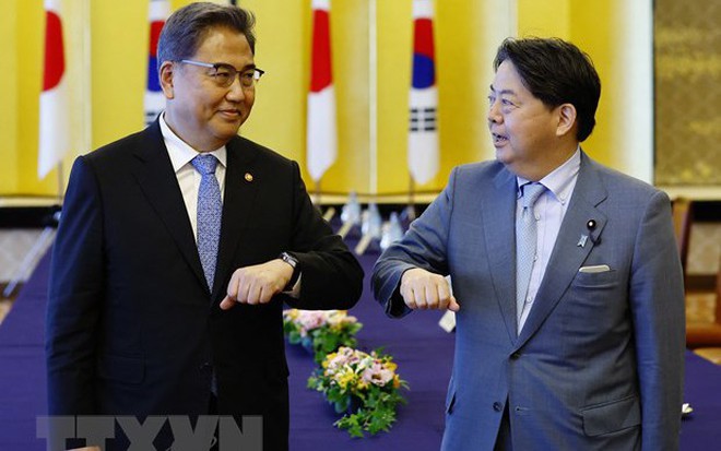 Ngoại trưởng Nhật Bản Yoshimasa Hayashi (phải) và người đồng cấp Hàn Quốc Park Jin tại cuộc gặp ở Tokyo ngày 18/7. (Ảnh: AFP/TTXVN)