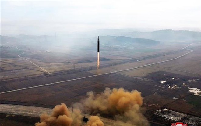 Vụ phóng thử tên lửa đạn đạo liên lục địa (ICBM) Hwasong Gun 17 của Triều Tiên ngày 18/11/2022. (Ảnh: AFP/TTXVN)
