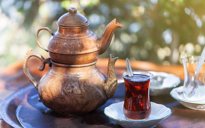 Người Thổ Nhĩ Kỳ pha trà bằng Caydanlik gồm hai ấm pha xếp chồng lên nhau và uống trà trong ly hình hoa tulip.
