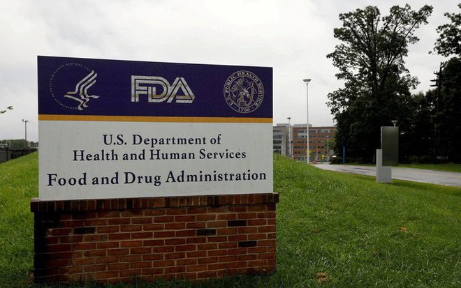 Biển tên của FDA đặt trước trụ sở ở White Oak, Maryland - Ảnh: REUTERS