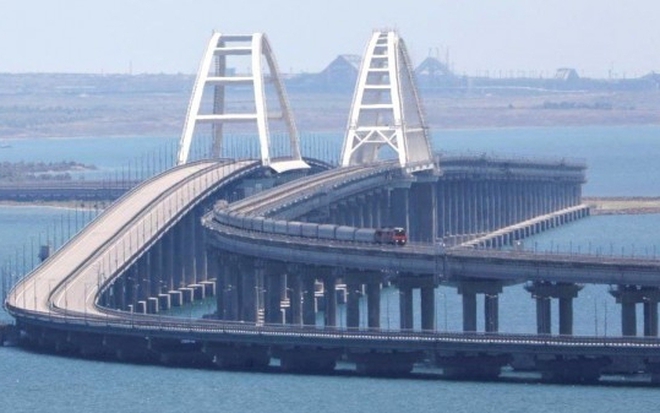 Đoàn tàu di chuyển trên cầu Crimea. Ảnh: Getty Images
Đoàn tàu di chuyển trên cầu Crimea. Ảnh: Getty Images