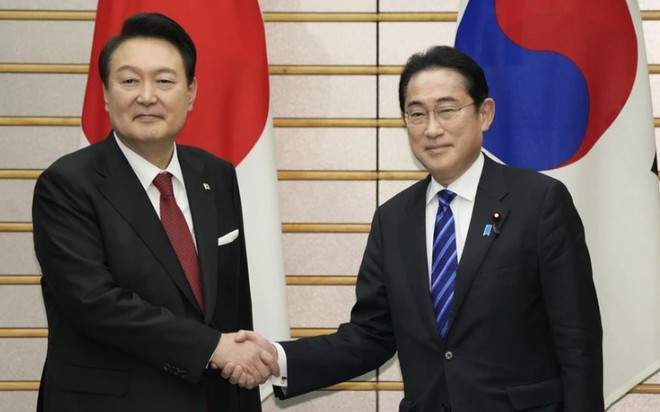 Tổng thống Hàn Quốc Yoon Suk Yeol (trái) và Thủ tướng Nhật Bản Fumio Kishida tại cuộc gặp ở Tokyo ngày 16/3/2023.