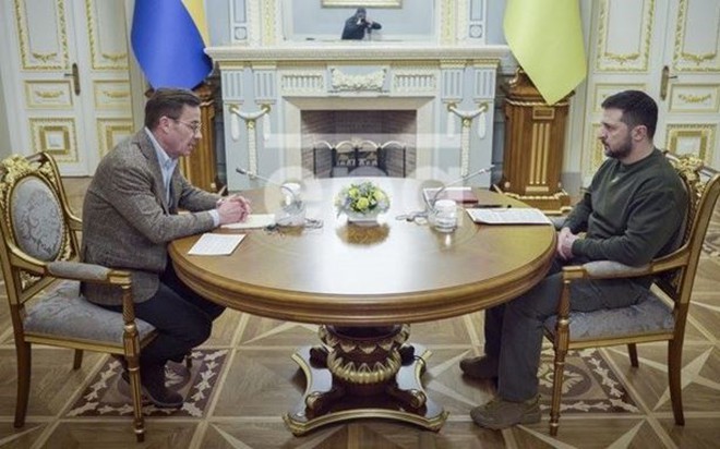 Tổng thống Ukraine Volodymyr Zelensky (phải) và Thủ tướng Thụy Điển Ulf Kristersson. (Nguồn: EPA)