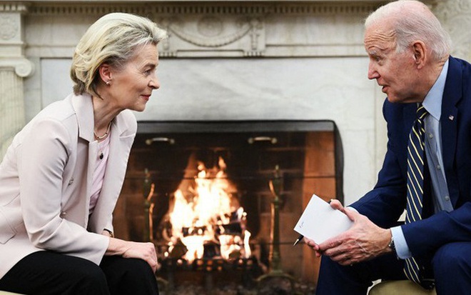 Chủ tịch Ủy ban châu Âu Ursula von der Leyen (trái) và Tổng thống Mỹ Joe Biden ở Nhà Trắng hôm 10/3