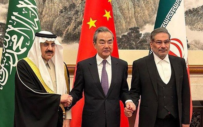 Từ trái sang: Cố vấn an ninh quốc gia Saudi Arabia Musaad bin Mohammed al-Aiban, Chủ nhiệm Văn phòng Ủy ban Công tác Đối ngoại Trung ương Đảng Cộng sản Trung Quốc Vương Nghị và Thư ký Hội đồng An ninh Quốc gia Tối cao Iran Ali Shamkhani. (Ảnh: Reuters)