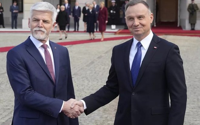 Tổng thống Ba Lan Andrzej Duda (phải) và người đồng cấp Séc Petr Pavel. (Ảnh: AP)

